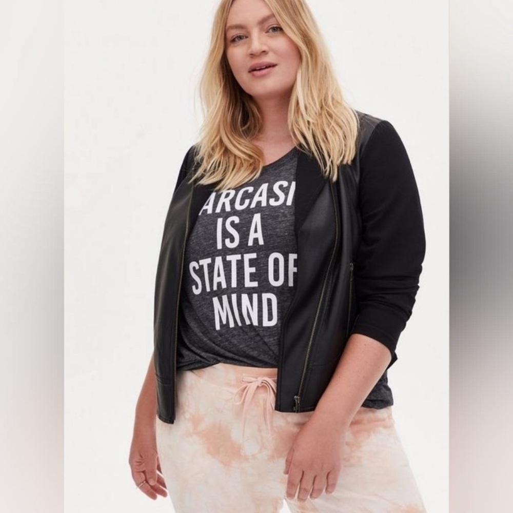 TORRID Faux Leather Ponte Moto Jacket Size 2 Black Biker Full Zip Cropped Back